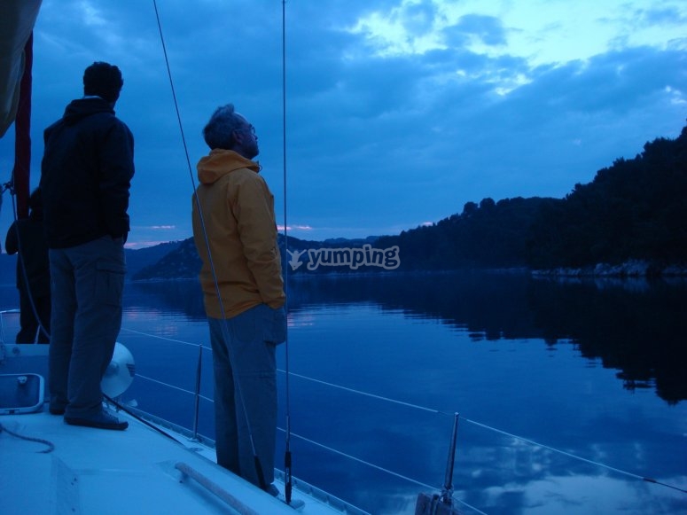 Disfruta del relax del mar en la noche